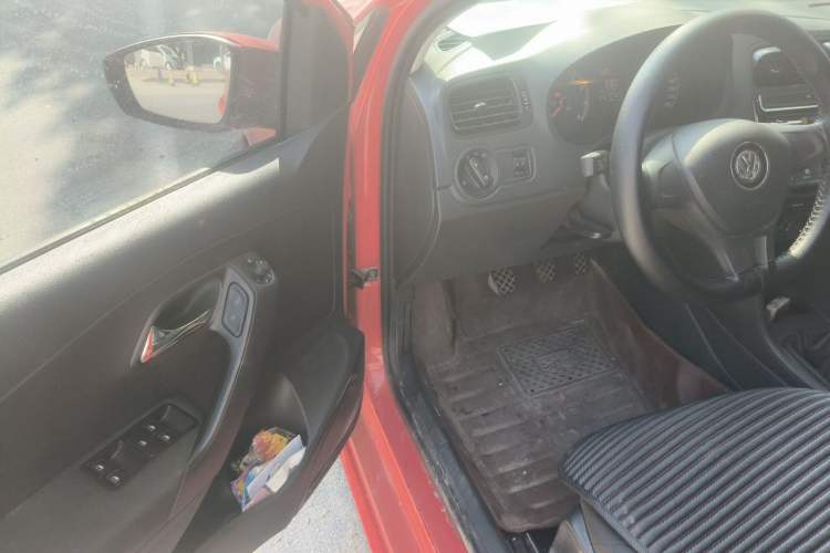 Used Volkswagen Polo 2016 1.4L Manual Fashion Model Driver Seat