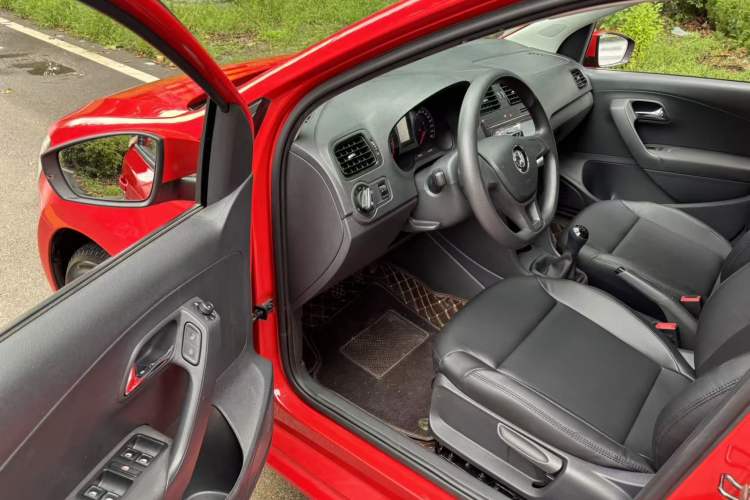 Used Volkswagen Polo 2016 1.4L Manual Fashion Model Driver Seat