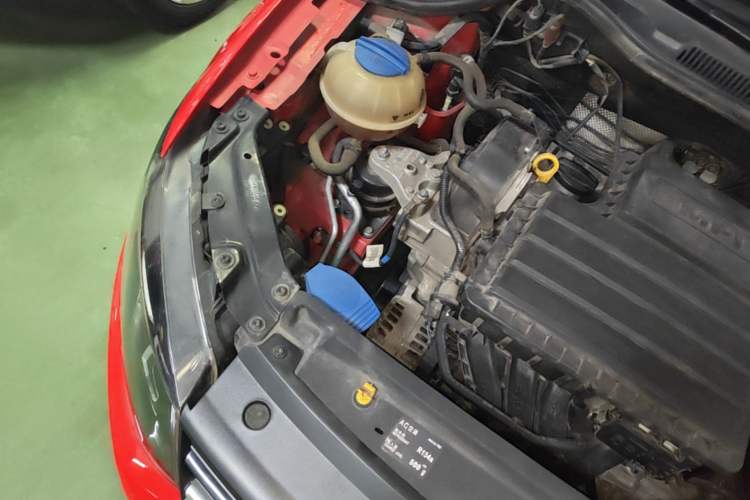 Used Volkswagen Polo 2016 1.4L Automatic Trendy Model Engine Bay Right