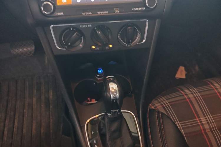 Used Volkswagen Polo 2016 1.6L Automatic Comfort Model Gear Lever