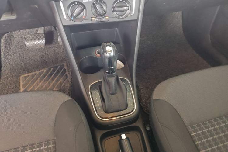 Used Volkswagen Polo 2016 1.6L Automatic Comfort Model Gear Lever