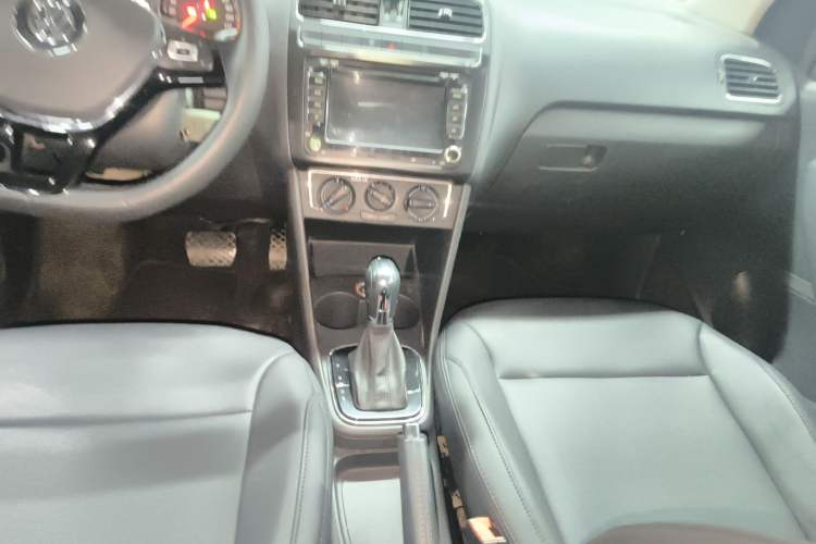 Used Volkswagen Polo 2016 1.6L Automatic Comfort Model Gear Lever