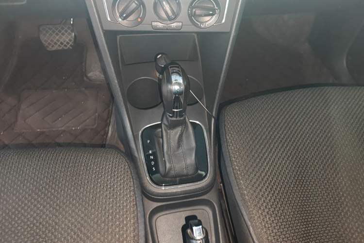 Used Volkswagen Polo 2016 1.6L Automatic Comfort Model Gear Lever