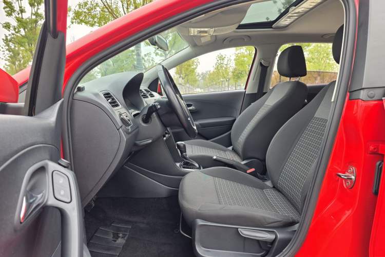 Used Volkswagen Polo 2016 1.6L Automatic Comfort Model Interior 1