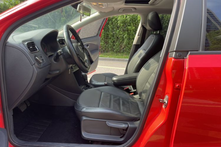 Used Volkswagen Polo 2016 1.6L Automatic Luxury Model Interior 1