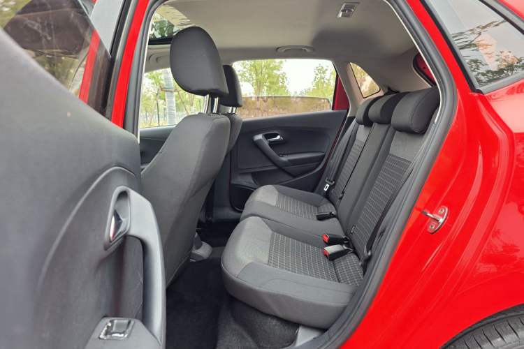 Used Volkswagen Polo 2016 1.6L Automatic Comfort Model Interior 2
