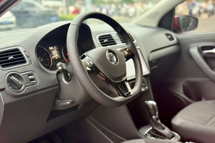 Used Volkswagen Polo 2016 1.6L Automatic Comfort Model Interior 2