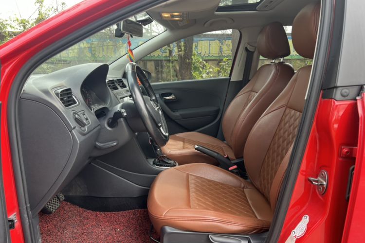 Used Volkswagen Polo 2016 1.6L Automatic Comfort Model Interior 2