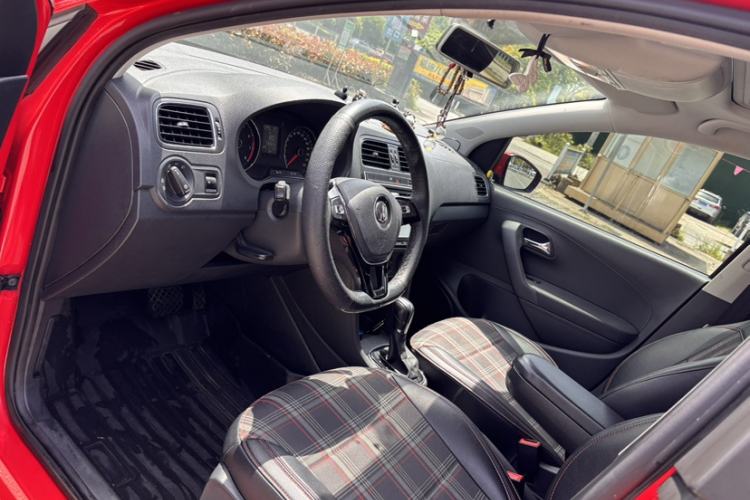 Used Volkswagen Polo 2016 1.6L Automatic Comfort Model Interior 2