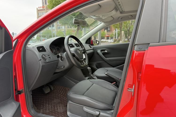 Used Volkswagen Polo 2016 1.6L Automatic Comfort Model Interior 2