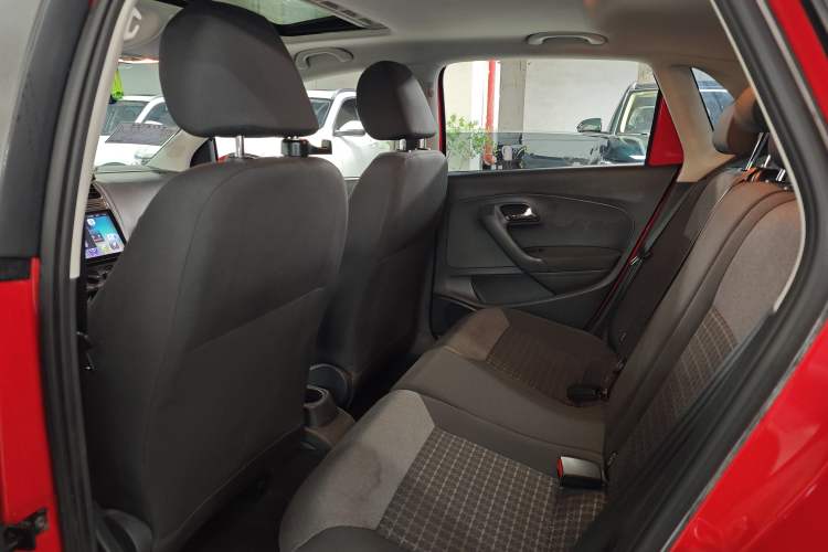 Used Volkswagen Polo 2016 1.6L Automatic Comfort Model Interior 2