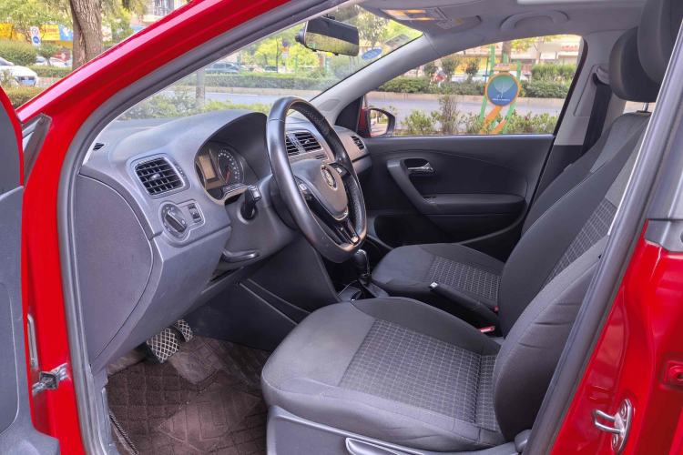 Used Volkswagen Polo 2016 1.6L Automatic Comfort Model Interior 2