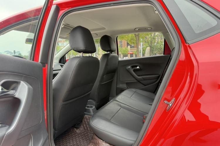 Used Volkswagen Polo 2016 1.6L Automatic Comfort Model Interior 3