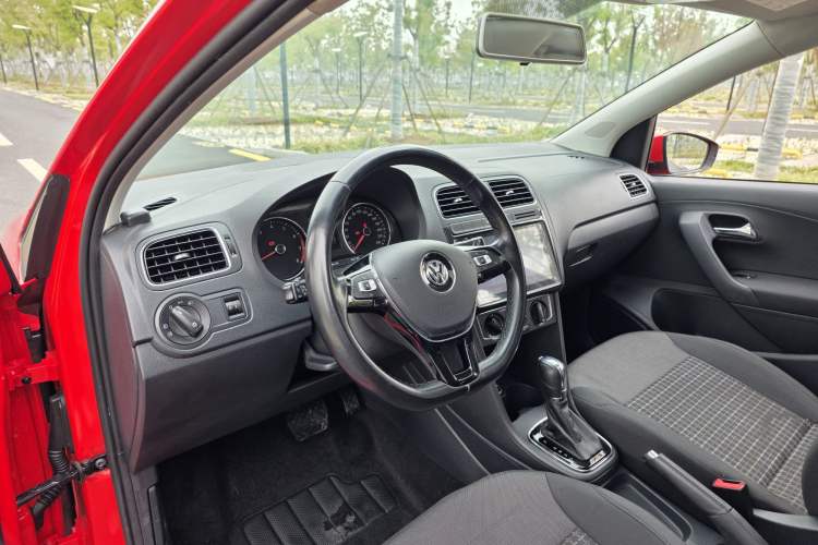 Used Volkswagen Polo 2016 1.6L Automatic Comfort Model Interior 4
