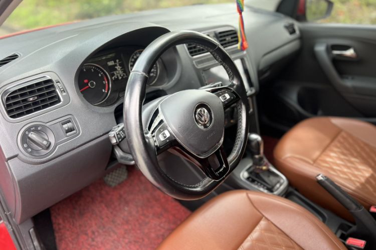 Used Volkswagen Polo 2016 1.6L Automatic Comfort Model Interior 4