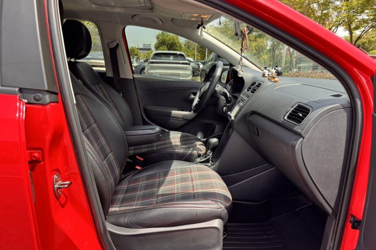 Used Volkswagen Polo 2016 1.6L Automatic Comfort Model Interior 4