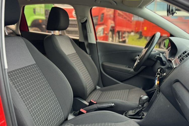 Used Volkswagen Polo 2016 1.6L Automatic Comfort Model Interior 5