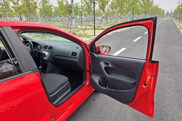 Used Volkswagen Polo 2016 1.6L Automatic Comfort Model Interior 7