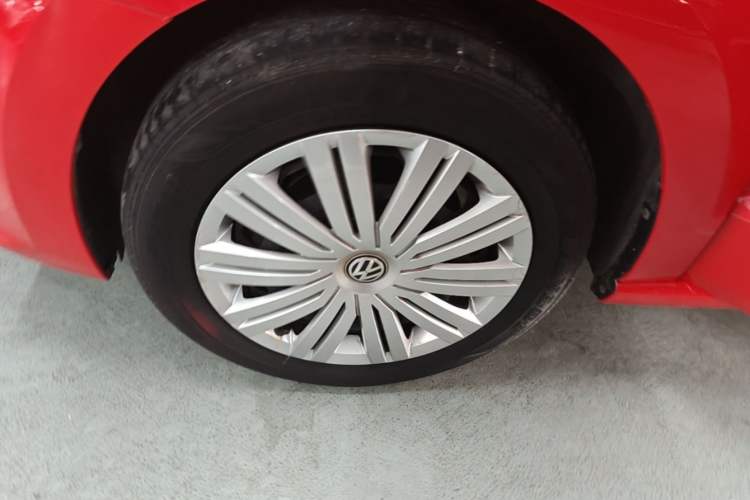 Used Volkswagen Polo 2016 1.6L Automatic Comfort Model Left Front Wheel Hub