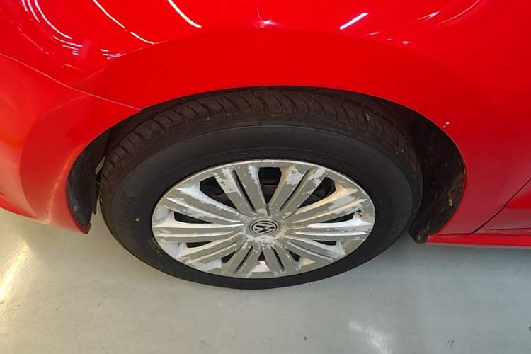 Used Volkswagen Polo 2016 1.6L Automatic Comfort Model Left Front Wheel Hub