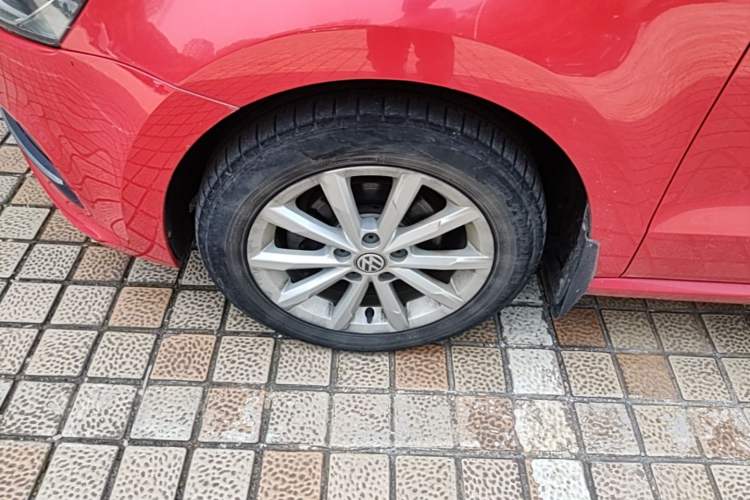 Used Volkswagen Polo 2016 1.6L Automatic Luxury Model Left Front Wheel Hub