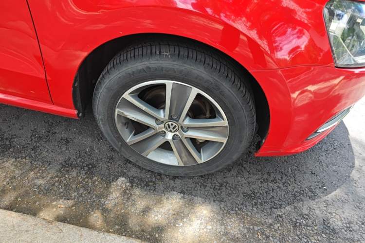 Used Volkswagen Polo 2016 1.6L Automatic Comfort Model Right Front Wheel Hub