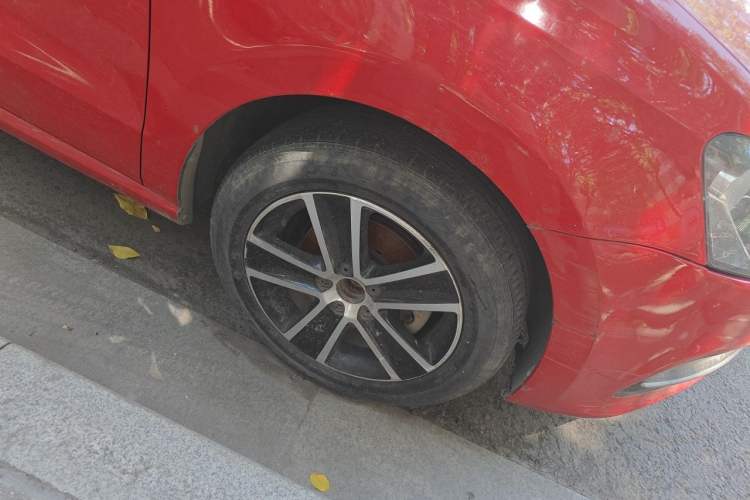 Used Volkswagen Polo 2016 1.6L Automatic Comfort Model Right Front Wheel Hub