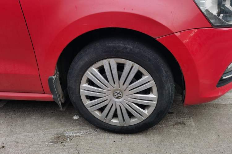 Used Volkswagen Polo 2016 1.6L Automatic Comfort Model Right Front Wheel Hub
