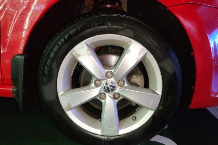 Used Volkswagen Polo 2016 1.6L Automatic Comfort Model Right Front Wheel Hub