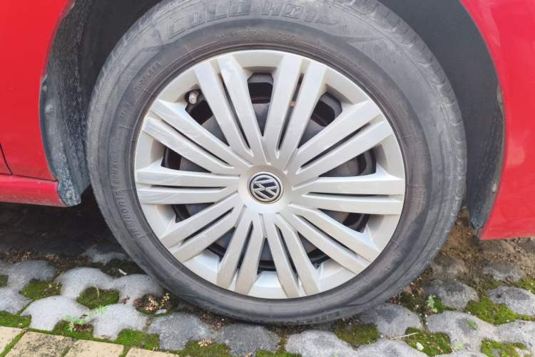 Used Volkswagen Polo 2016 1.6L Automatic Comfort Model Right Front Wheel Hub