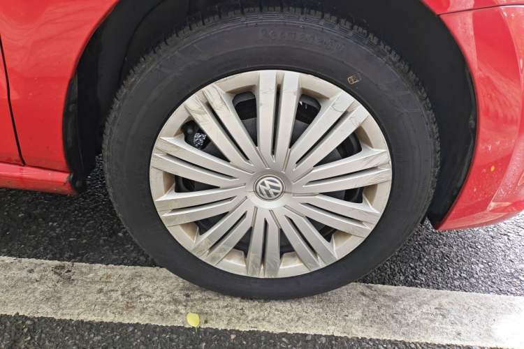 Used Volkswagen Polo 2016 1.6L Automatic Comfort Model Right Front Wheel Hub
