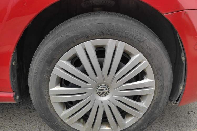 Used Volkswagen Polo 2016 1.6L Automatic Comfort Model Right Front Wheel Hub