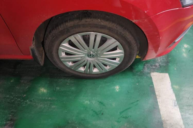 Used Volkswagen Polo 2016 1.6L Automatic Comfort Model Right Front Wheel Hub