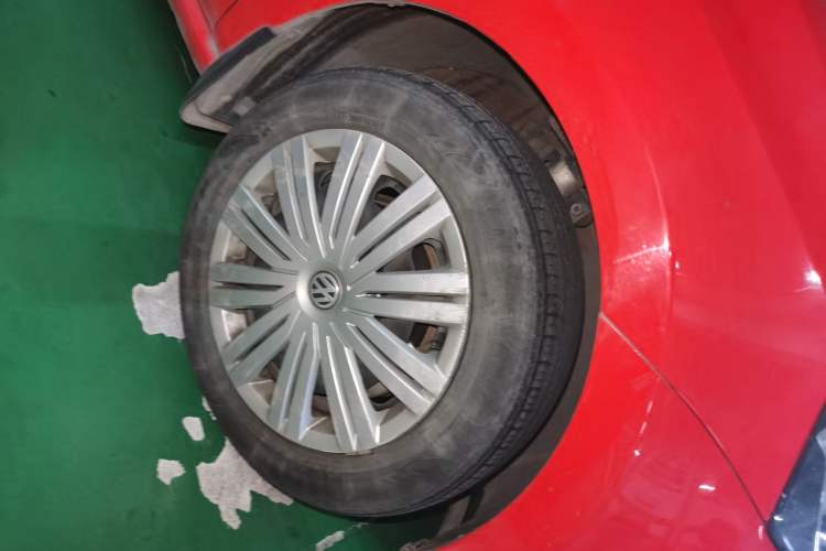 Used Volkswagen Polo 2016 1.6L Automatic Comfort Model Right Front Wheel Hub