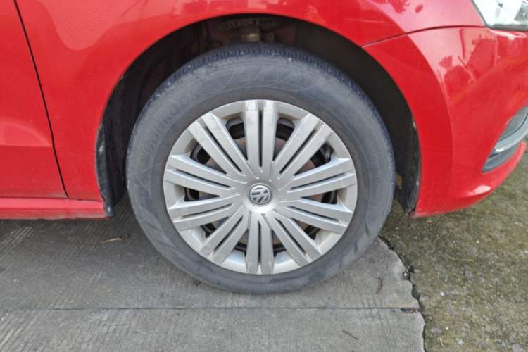 Used Volkswagen Polo 2016 1.6L Automatic Comfort Model Right Front Wheel Hub