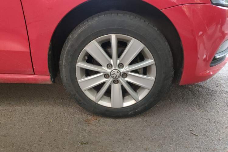 Used Volkswagen Polo 2016 1.6L Automatic Comfort Model Right Front Wheel Hub