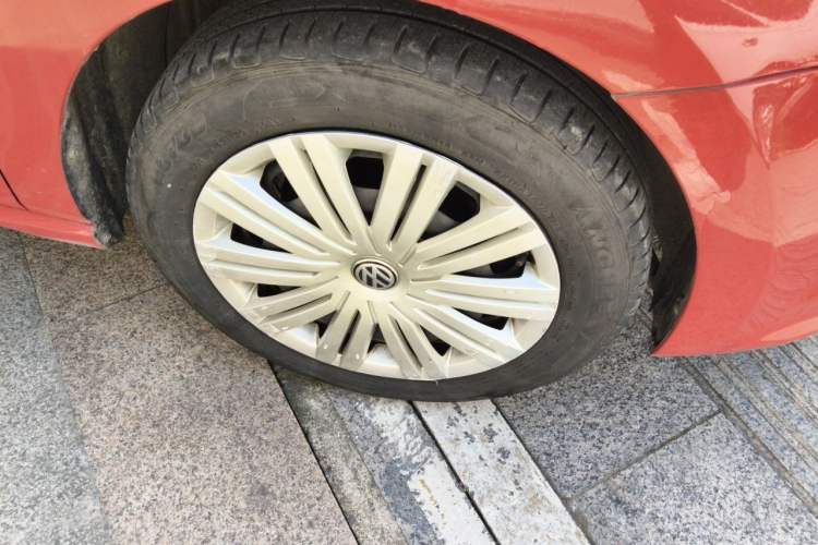 Used Volkswagen Polo 2016 1.6L Automatic Comfort Model Right Front Wheel Hub