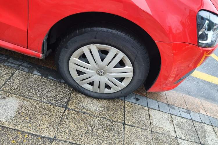 Used Volkswagen Polo 2016 1.4L Automatic Trendy Model Right Front Wheel Hub