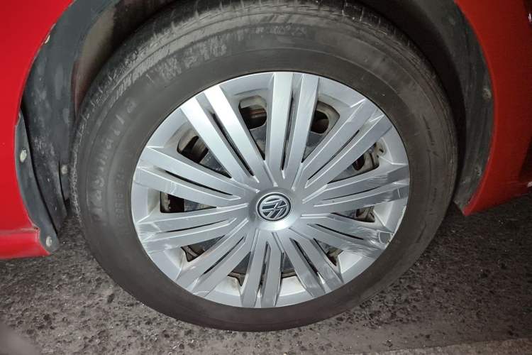 Used Volkswagen Polo 2016 1.6L Automatic Comfort Model Right Front Wheel Hub
