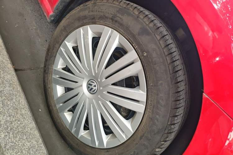Used Volkswagen Polo 2016 1.6L Automatic Comfort Model Right Front Wheel Hub