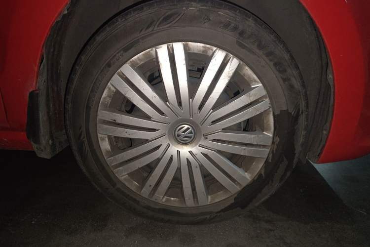Used Volkswagen Polo 2016 1.6L Automatic Comfort Model Right Front Wheel Hub