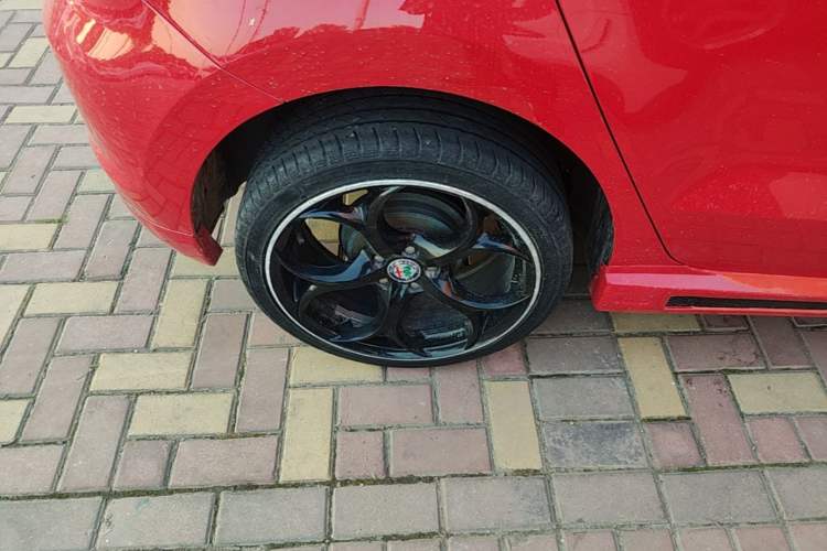 Used Volkswagen Polo 2016 1.4L Manual Fashion Model Right Rear Wheel Hub