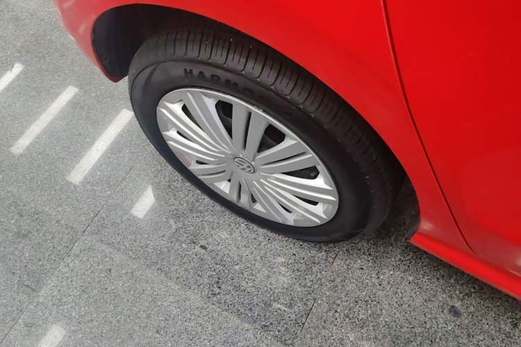 Used Volkswagen Polo 2016 1.6L Automatic Comfort Model Right Rear Wheel Hub