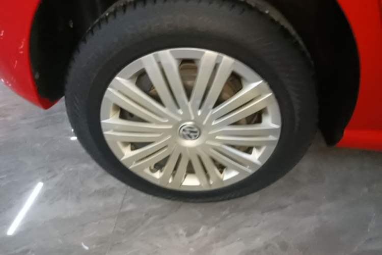 Used Volkswagen Polo 2016 1.6L Automatic Comfort Model Right Rear Wheel Hub