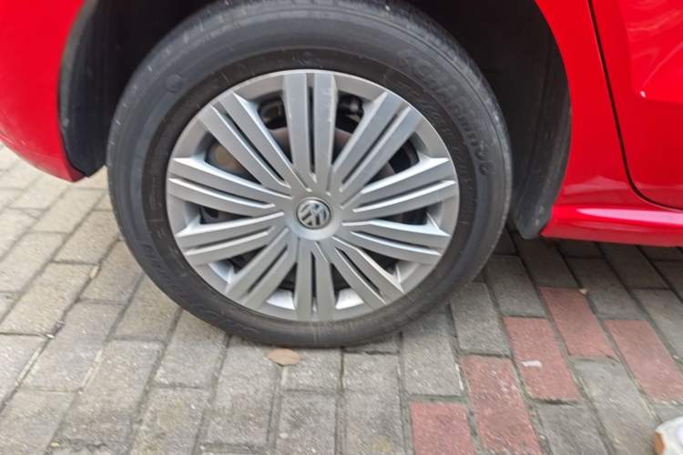 Used Volkswagen Polo 2016 1.6L Automatic Comfort Model Right Rear Wheel Hub