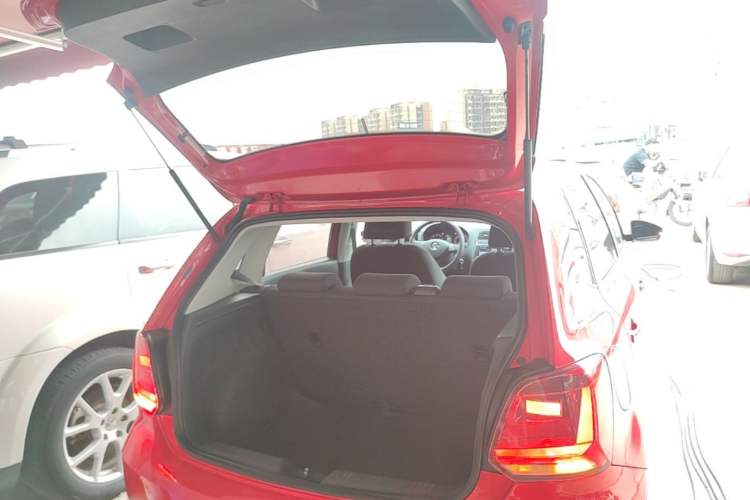Used Volkswagen Polo 2016 1.4L Manual Fashion Model Trunk