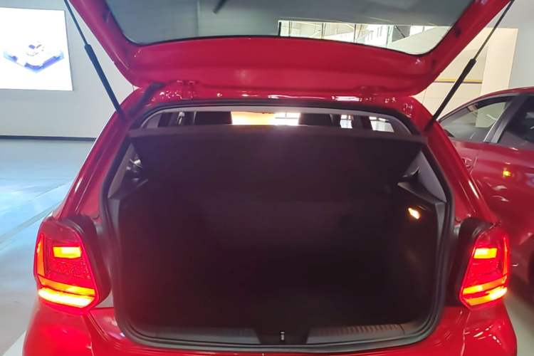 Used Volkswagen Polo 2016 1.4L Manual Fashion Model Trunk