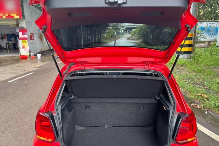 Used Volkswagen Polo 2016 1.4L Manual Fashion Model Trunk