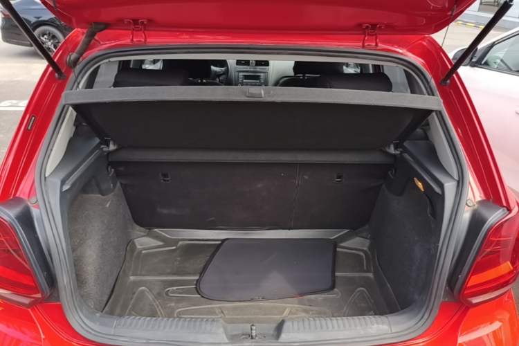 Used Volkswagen Polo 2016 1.4L Manual Fashion Model Trunk