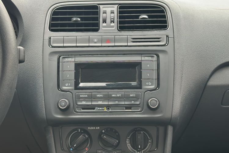 Used Volkswagen Polo 2016 1.4L Manual Fashion Model Audio And AC Panel